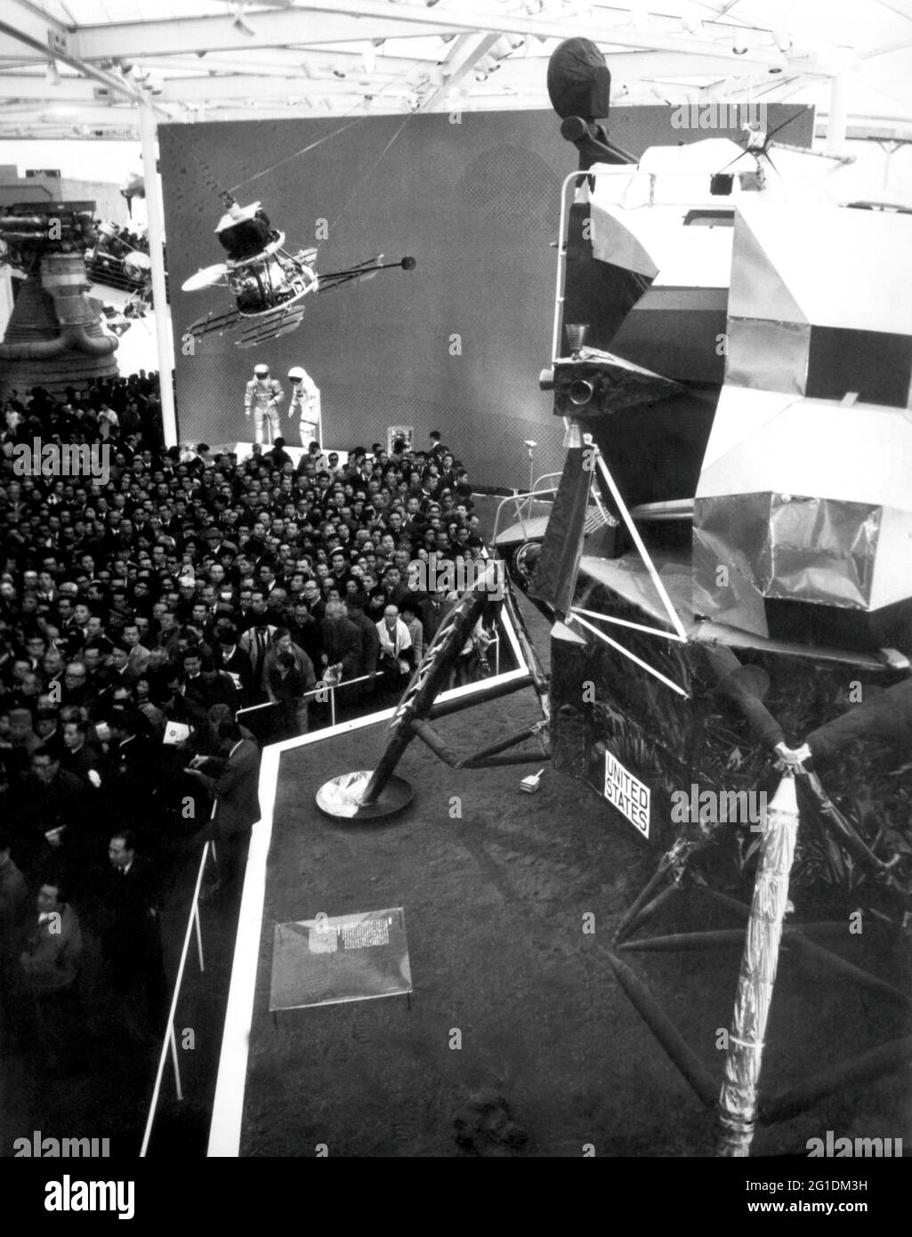 World`s fair 1970, Osaka, Japan, Weltraumausstellung im US Pavillion, Innenansicht, EXPO `70, ZUSÄTZLICHE-RIGHTS-CLEARANCE-INFO-NOT-AVAILABLE Stockfoto